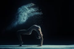 De foto van het concept Vrouwelijke danser in wolk van stof royalty-vrije stock fotografie De foto van het concept Vrouwelijke danser in wolk van stof royalty-vrije stock fotografie