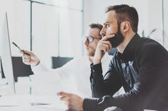 De foto van het Coworkingsproces Van het het teamwerk van rekeningsmanagers het nieuwe idee Jonge commerciële bemanning die met s royalty-vrije stock foto's De foto van het Coworkingsproces Van het het teamwerk van rekeningsmanagers het nieuwe idee Jonge commerciële bemanning die met s royalty-vrije stock foto's