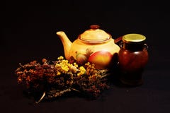 De foto van theepot met droge kruiden stock foto De foto van theepot met droge kruiden stock foto