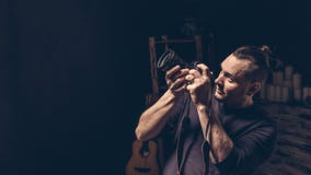 De fotograaf houdt de camera in zijn handen die doel het letten nemen op stock foto's De fotograaf houdt de camera in zijn handen die doel het letten nemen op stock foto's