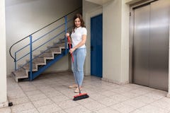 De Gang van portiercleaning floor in stock fotografie De Gang van portiercleaning floor in stock fotografie