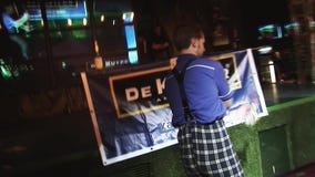 De gebaarde barman jongleert met flessen bij bartribune van nachtclub Maak cocktail vermaak toon stock footage De gebaarde barman jongleert met flessen bij bartribune van nachtclub Maak cocktail vermaak toon stock footage