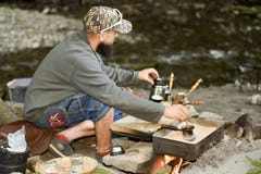 De gebaarde mens bereidt koffie in de bergen van de Karpaten, de Oekraïne voor Stock Fotografie De gebaarde mens bereidt koffie in de bergen van de Karpaten, de Oekraïne voor Stock Fotografie