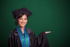 De gediplomeerde student met het voorstellen overhandigt bord stock foto De gediplomeerde student met het voorstellen overhandigt bord stock foto