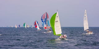 De gekleurde het Varen week van bootkieler royalty-vrije stock afbeelding De gekleurde het Varen week van bootkieler royalty-vrije stock afbeelding