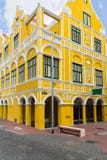De gele bouw in Willemstad in Curacao stock fotografie De gele bouw in Willemstad in Curacao stock fotografie