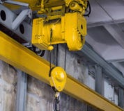 De gele straal van de productiekraan, productiekraan voor het opheffen van lading, close-up royalty-vrije stock afbeelding De gele straal van de productiekraan, productiekraan voor het opheffen van lading, close-up royalty-vrije stock afbeelding