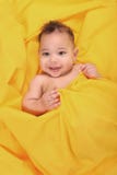 De gelukkige Baby van de Zuigeling op Gele Achtergrond stock fotografie De gelukkige Baby van de Zuigeling op Gele Achtergrond stock fotografie