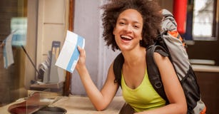 De gelukkige en euforische backpacker vrouwelijke toerist toont kaartje voor hij stock foto De gelukkige en euforische backpacker vrouwelijke toerist toont kaartje voor hij stock foto
