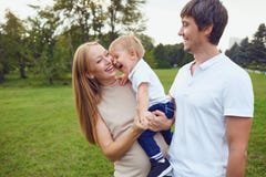 De gelukkige familie lacht in het park royalty-vrije stock afbeelding De gelukkige familie lacht in het park royalty-vrije stock afbeelding