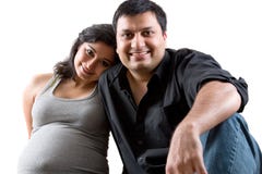 De gelukkige Indische Echtgenoot van het Oosten met zijn Zwangere vrouw Stock Afbeeldingen De gelukkige Indische Echtgenoot van het Oosten met zijn Zwangere vrouw Stock Afbeeldingen