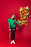 De gelukkige jonge mooie ballons van de vrouwenholding stock foto De gelukkige jonge mooie ballons van de vrouwenholding stock foto