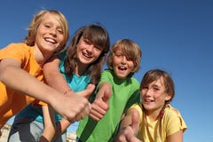 De gelukkige kinderen bij de zomer kamperen omhoog duimen stock afbeeldingen De gelukkige kinderen bij de zomer kamperen omhoog duimen stock afbeeldingen