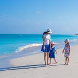 De gelukkige moeder en haar meisjes genieten van de zomer stock afbeeldingen De gelukkige moeder en haar meisjes genieten van de zomer stock afbeeldingen