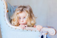De gelukkige mooie zitting van het peutermeisje, die curiosa kijken royalty-vrije stock fotografie De gelukkige mooie zitting van het peutermeisje, die curiosa kijken royalty-vrije stock fotografie