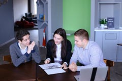 De gelukkige partners zijn gelukkig met succes en verdiende rekeningen stock afbeeldingen De gelukkige partners zijn gelukkig met succes en verdiende rekeningen stock afbeeldingen
