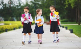 De gelukkige van de het schoolmeisjestudent van het kinderenmeisje basisschool Royalty-vrije Stock Foto's De gelukkige van de het schoolmeisjestudent van het kinderenmeisje basisschool Royalty-vrije Stock Foto's