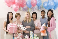 De gelukkige Vrouwen bij een Baby overgieten stock afbeelding De gelukkige Vrouwen bij een Baby overgieten stock afbeelding