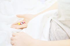 De geneeskundetabletten zijn op hand stock fotografie De geneeskundetabletten zijn op hand stock fotografie