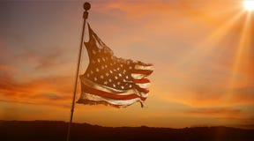 De gescheurde scheur grunge de oude Amerikaanse V.S. markeert, sterren en strepen bij zonsondergang, met het licht van zonstralen royalty-vrije stock foto's De gescheurde scheur grunge de oude Amerikaanse V.S. markeert, sterren en strepen bij zonsondergang, met het licht van zonstralen royalty-vrije stock foto's