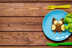 De gevormde sandwich van het jonge geitjesontbijt uil op blauwe plaat hoogste mening Stock Foto's De gevormde sandwich van het jonge geitjesontbijt uil op blauwe plaat hoogste mening Stock Foto's