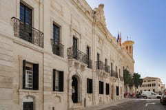 De gezellig ouderwetse straten van Mahon in Spanje royalty-vrije stock afbeelding De gezellig ouderwetse straten van Mahon in Spanje royalty-vrije stock afbeelding