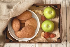 De gezonde koekjes van het ontbijt Eigengemaakte havermeel, appelen en droge vruchten royalty-vrije stock foto De gezonde koekjes van het ontbijt Eigengemaakte havermeel, appelen en droge vruchten royalty-vrije stock foto