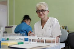 De gezondheidsarbeider controleert de tests stock afbeelding De gezondheidsarbeider controleert de tests stock afbeelding