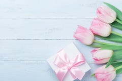 De gift of de huidige vakje en roze tulp bloeien op de blauwe houten mening van de lijstbovenkant Groetkaart voor de Dag van de V royalty-vrije stock afbeeldingen De gift of de huidige vakje en roze tulp bloeien op de blauwe houten mening van de lijstbovenkant Groetkaart voor de Dag van de V royalty-vrije stock afbeeldingen