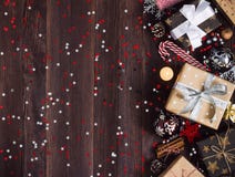De giftvakje van de Kerstmisvakantie op verfraaide feestelijke lijst met de bal van de het rietkaars van het denneappelssuikergoe Royalty-vrije Stock Foto De giftvakje van de Kerstmisvakantie op verfraaide feestelijke lijst met de bal van de het rietkaars van het denneappelssuikergoe Royalty-vrije Stock Foto