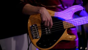 De gitarist - musicus het spelen in nachtclub - sluit omhoog mening stock videobeelden De gitarist - musicus het spelen in nachtclub - sluit omhoog mening stock videobeelden