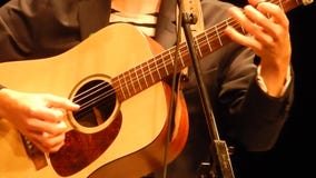 De gitaristen overhandigt het spelen gitaar - NPR ` s Bergstadium De gitaristen overhandigt het spelen gitaar - NPR ` s Bergstadium