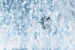 De glanzende zilveren Kerstmisornamenten die op een boom, hangen met defocused Kerstmislichten op de achtergrond De achtergrond v royalty-vrije stock foto's De glanzende zilveren Kerstmisornamenten die op een boom, hangen met defocused Kerstmislichten op de achtergrond De achtergrond v royalty-vrije stock foto's