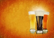 De Glazen van het Bier van de alcohol op de Achtergrond van de Textuur De Glazen van het Bier van de alcohol op de Achtergrond van de Textuur