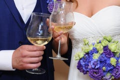 De glazen van de huwelijksliefde bloeit gelukviering stock foto De glazen van de huwelijksliefde bloeit gelukviering stock foto