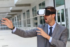 De Glazen van zakenmanusing virtual reality royalty-vrije stock foto's De Glazen van zakenmanusing virtual reality royalty-vrije stock foto's