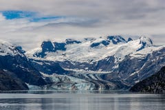 De Gletsjer en de bergen van Johnshopkins op een bewolkte dag in Gletsjerbaai, Alaska royalty-vrije stock afbeelding De Gletsjer en de bergen van Johnshopkins op een bewolkte dag in Gletsjerbaai, Alaska royalty-vrije stock afbeelding