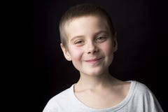 De glimlachende jongen van het portret van acht jaar royalty-vrije stock fotografie De glimlachende jongen van het portret van acht jaar royalty-vrije stock fotografie