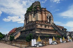 De God van het de Tempelboeddhisme van MAI Boedha Thailand van Wat Chedi Luang chiang stock afbeelding De God van het de Tempelboeddhisme van MAI Boedha Thailand van Wat Chedi Luang chiang stock afbeelding
