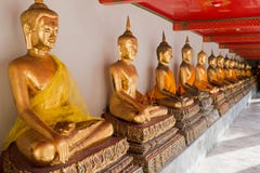 De gouden beeldhouwwerken van Boedha in Wat Pho, Bangkok, Thailand Royalty-vrije Stock Afbeelding De gouden beeldhouwwerken van Boedha in Wat Pho, Bangkok, Thailand Royalty-vrije Stock Afbeelding