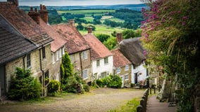 De Gouden Heuvel van de Cobbledstraat met traditionele plattelandshuisjes in Shaftesbury, het UK stock fotografie De Gouden Heuvel van de Cobbledstraat met traditionele plattelandshuisjes in Shaftesbury, het UK stock fotografie