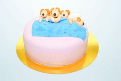 De grappige cake van het de puppyfondantje van de dutjetijd stock foto's De grappige cake van het de puppyfondantje van de dutjetijd stock foto's