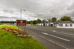 De grens aan Schotland met teken ` Schotland heet u welkom `, op de weg in Groot-Brittannië stock foto De grens aan Schotland met teken ` Schotland heet u welkom `, op de weg in Groot-Brittannië stock foto