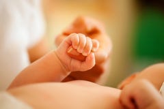 De grijpende hand van de baby van moeder royalty-vrije stock afbeelding De grijpende hand van de baby van moeder royalty-vrije stock afbeelding