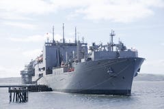 De grijze slagschip Amerikaanse en Britse koninklijke vloot dokte bij zeebasis in Schotland voor de Marine royalty-vrije stock afbeelding De grijze slagschip Amerikaanse en Britse koninklijke vloot dokte bij zeebasis in Schotland voor de Marine royalty-vrije stock afbeelding