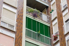 De groene die Bouw met balkons voor bureaus en huizen worden gevoerd fragment groen balkon in een gebouw stock fotografie De groene die Bouw met balkons voor bureaus en huizen worden gevoerd fragment groen balkon in een gebouw stock fotografie