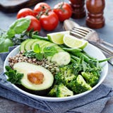 De groene kom van de veganistlunch met quinoa en avocado stock afbeeldingen De groene kom van de veganistlunch met quinoa en avocado stock afbeeldingen