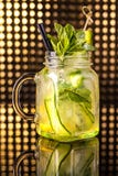 De groene limonade van de fruitcocktail met verse komkommer in uitstekende kruik stock foto's De groene limonade van de fruitcocktail met verse komkommer in uitstekende kruik stock foto's