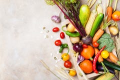De groenten van het de herfstlandbouwbedrijf en wortelsgewassen op houten doos hoogste mening Gezond en natuurvoeding royalty-vrije stock afbeelding De groenten van het de herfstlandbouwbedrijf en wortelsgewassen op houten doos hoogste mening Gezond en natuurvoeding royalty-vrije stock afbeelding