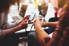 De groep vrienden gebruikt gadgets tijdens recreatietijd in koffiewinkel De groep vrienden gebruikt gadgets tijdens recreatietijd in koffiewinkel